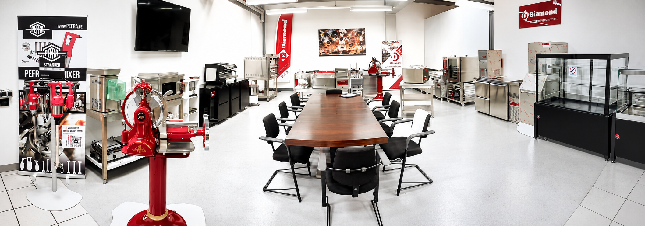 Einblick in den PEFRA Diamond-Showroom in Mettmann mit Gastronomiegeräten und Beratungstisch